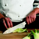 Un cuoco all'opera con un coltello professionale Chroma Type 301.